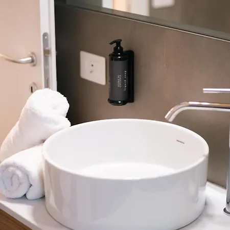 Balcony Double - 3 Min Walk To Benina Express 티라노